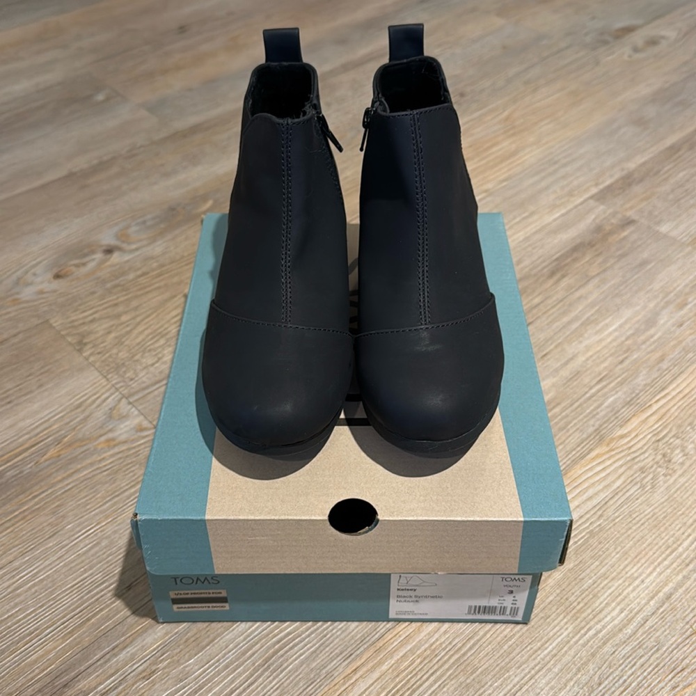 NIB Girls TOMS Kelsey Boot Size 3